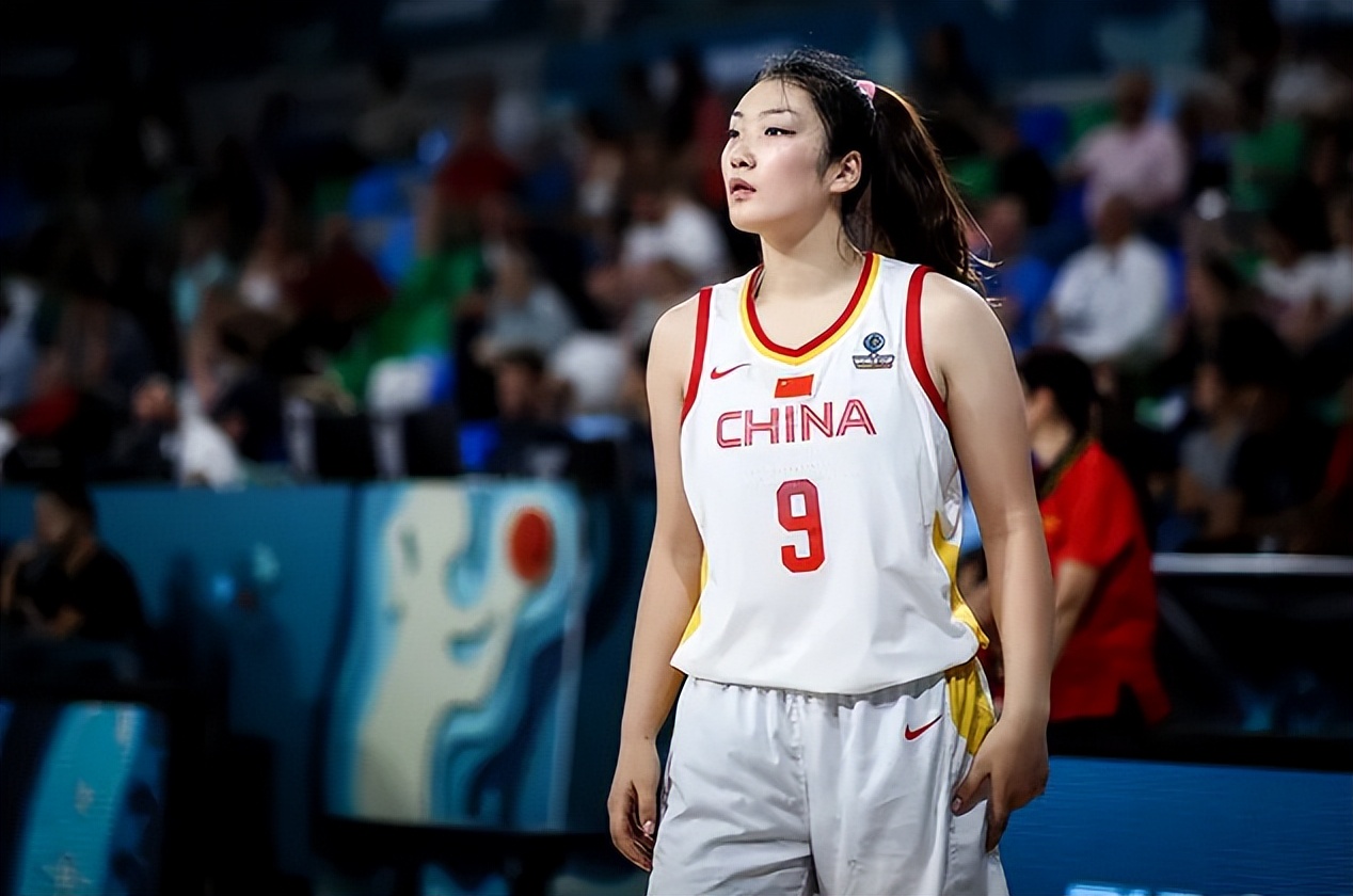 李梦当众换球衣图文,李梦场上更换球衣视频