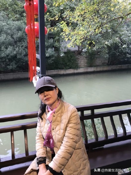 长板桥头种桃花，年年开在断肠时