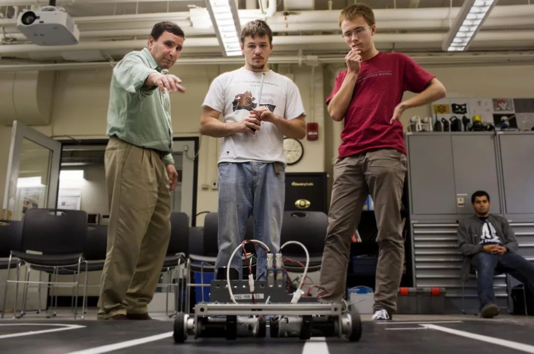 最赚钱的十大大学专业排名2015,美国最烧钱的大学