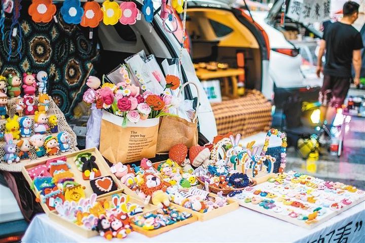 后备箱摆摊爆火，有人日赚1500，有人开业即歇业