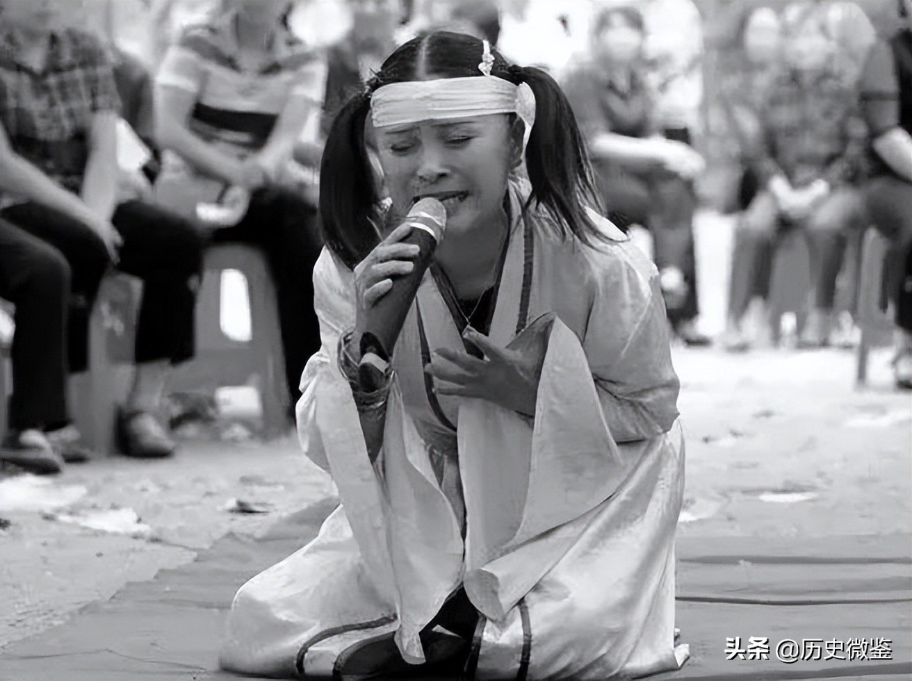 河南职业哭丧人一年磕头上万次,专业哭丧人月入达三万