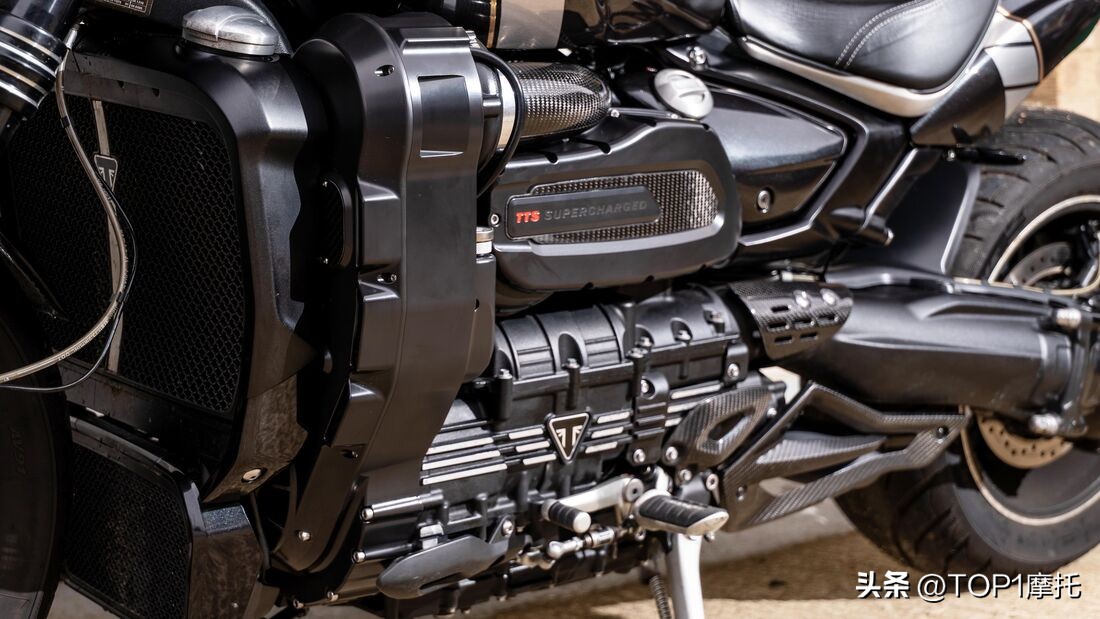 凯旋火箭3加装副油箱,凯旋火箭3排量那么大为啥跑不快