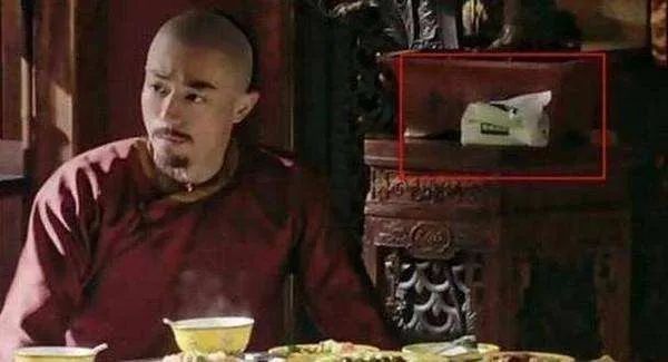 洒枸杞假装喷血、演尸体玩手机，这些穿帮镜头好敷衍，个个离谱