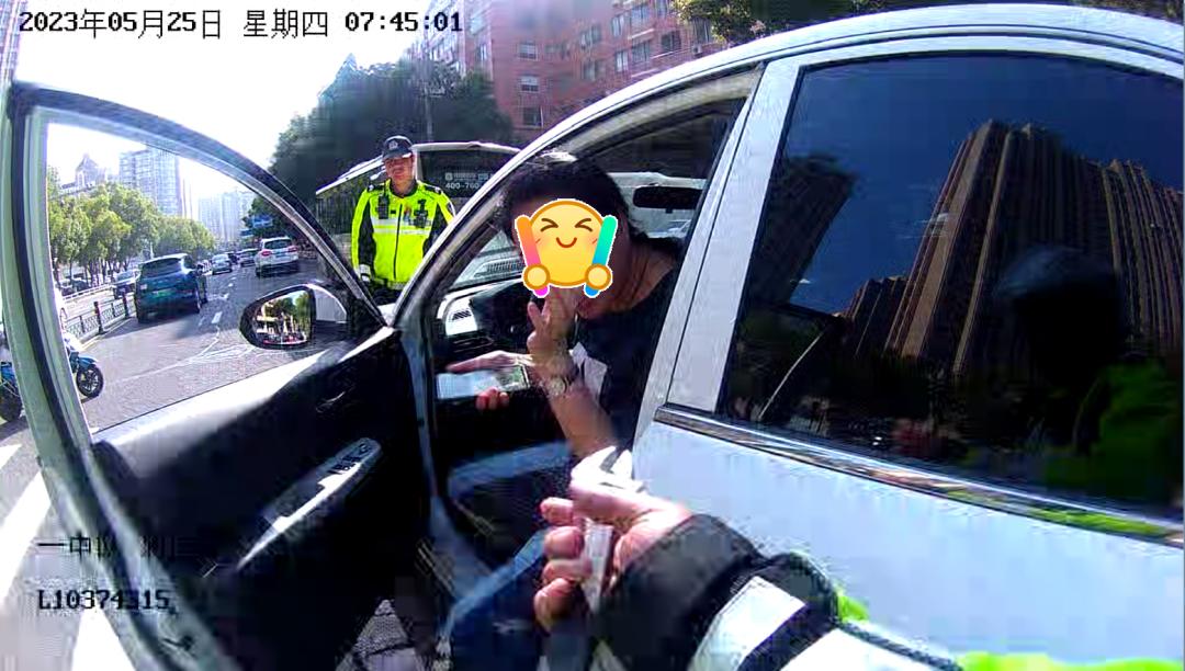 车辆故障交警们秒变修车工,铁骑队员路遇车祸及时出手相助