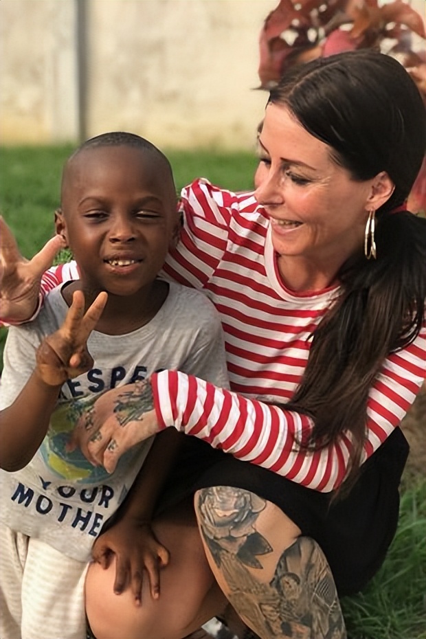 2016年,那个被白人美女喂水喝的2岁非洲小男孩,后来怎么样了?