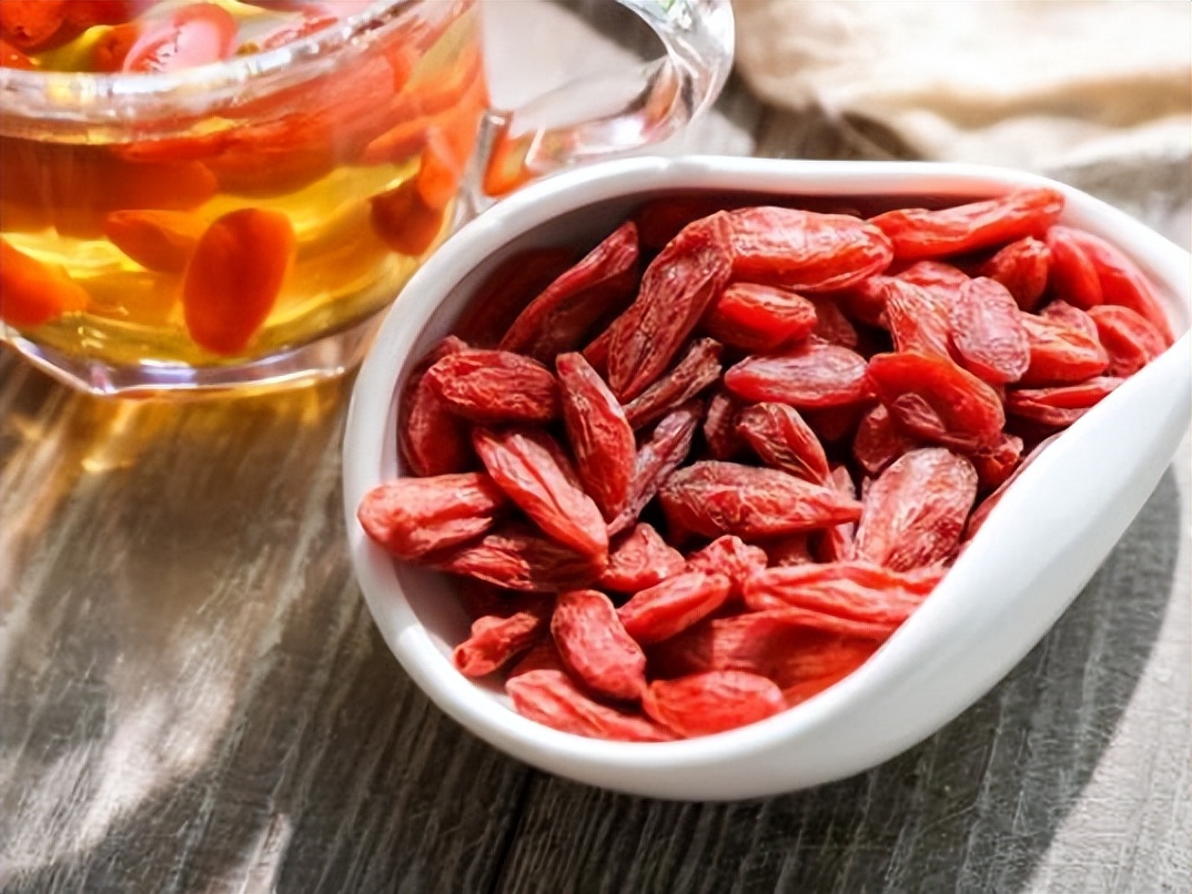 男人喝枸杞水能降血糖吗,长期用枸杞泡水喝是养肾还是伤肾