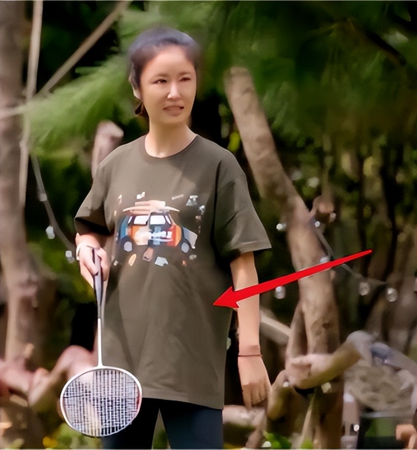 47岁林心如老到不认识！穿宽松T恤面部松弛显老态，素颜似农妇