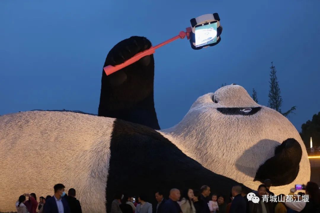 初秋城市漫游指南！都江堰8大爆款夜游地全在这里，吹河风尝美食get暴走两万步的畅快~