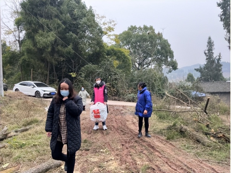 爱的礼物情暖山区老人