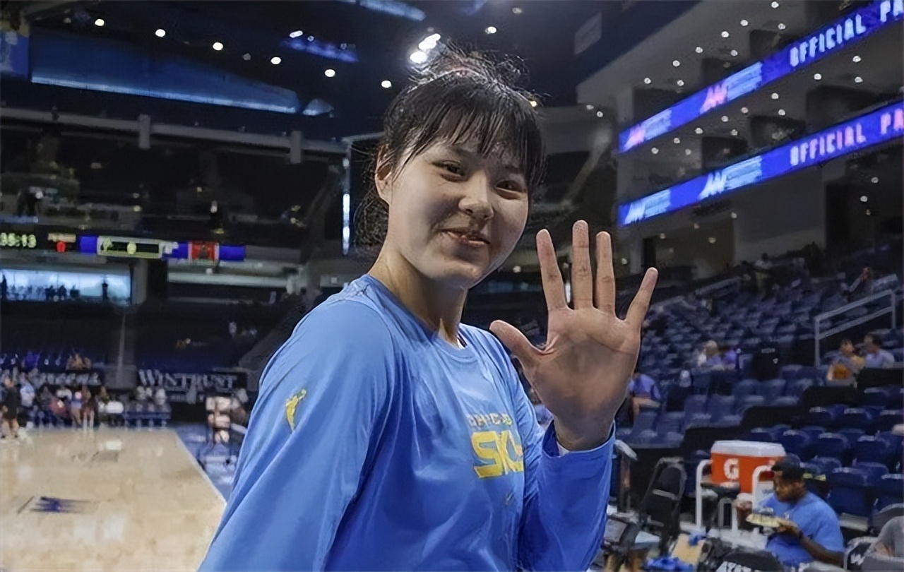 女篮队员李月汝身高简介,中国女篮大中锋李月汝今何在