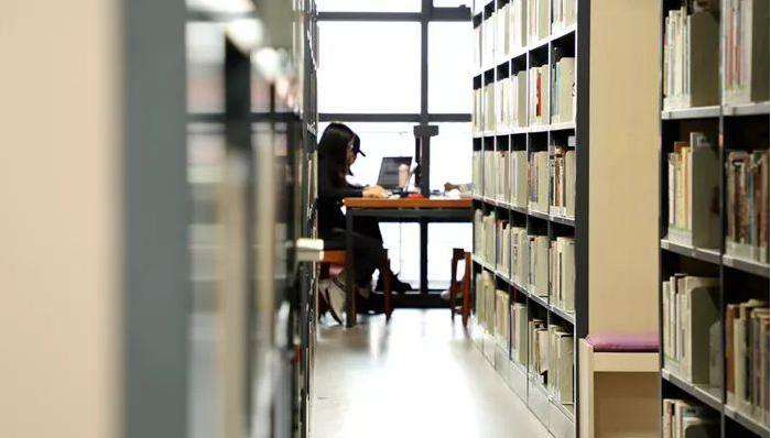 公务员录取人数最多的大学专业，一共有9个，财经类专业不止一个