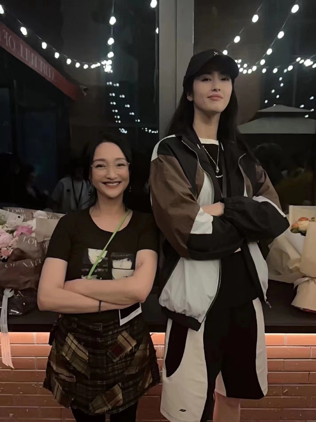 最美女足赵丽娜告别浪姐，身高1米88站在1米55周迅身边如巨人！