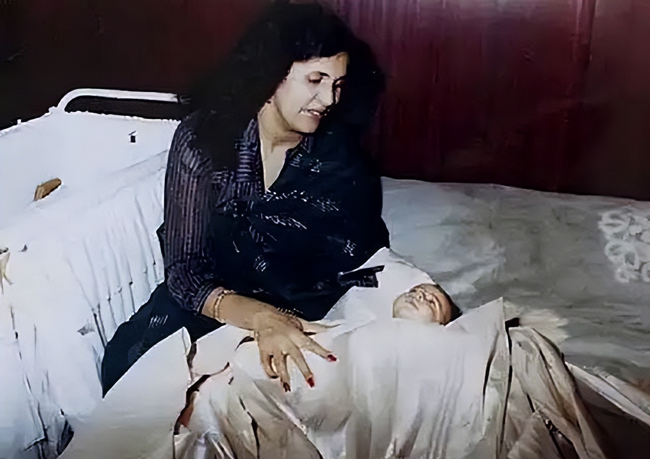 舞女曝光与卡扎菲三儿子情史：睡在一张床只接吻，其它什么也不做