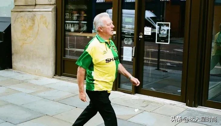 世界杯结束了，足球穿搭火了！欧阳娜娜、Jennie、Bella集体撞衫