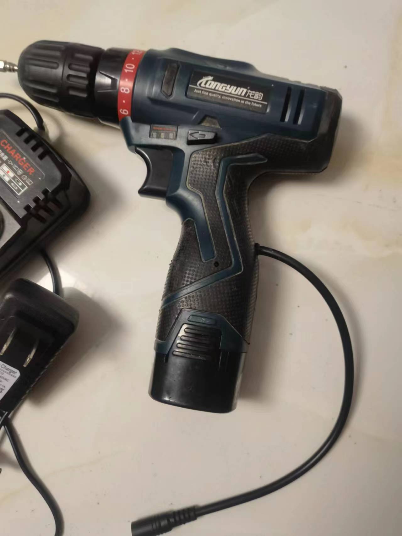 龙韵手电钻换电池视频教程,龙韵手电钻充电器老是绿灯