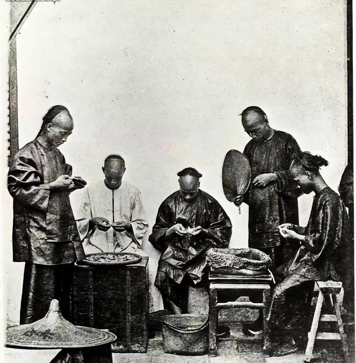 30个老照片记录女子与洋人*片鸦**烟枪下的白日梦