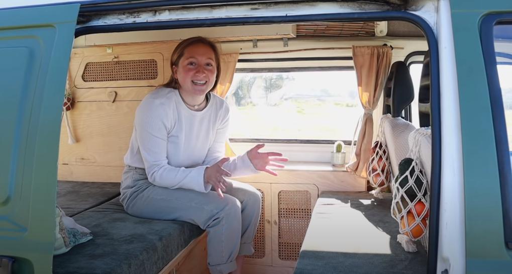 房车里的蜗居生活,国外夫妻房车生活