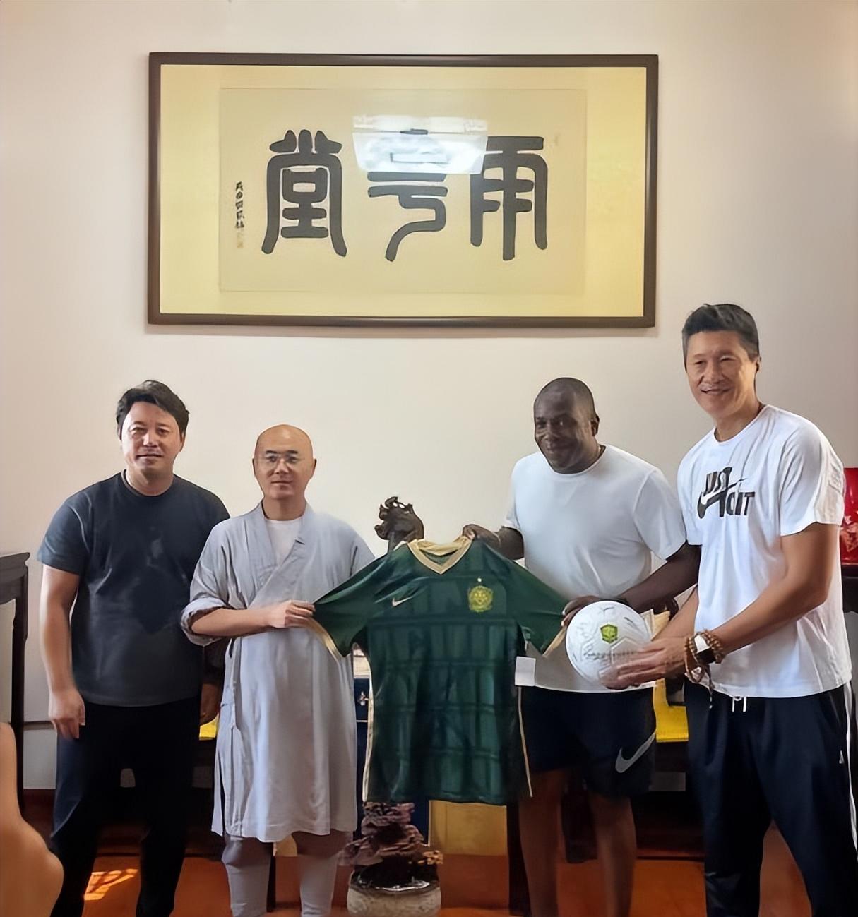 能笑岔气!国安主帅“烧香拜佛”,球迷评论十分经典,高手在民间