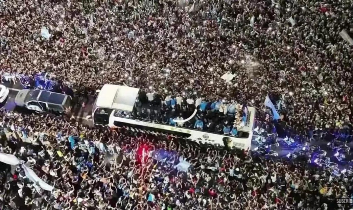 球王梅西天神下凡率一场未败夺冠,梅西安东内拉颜值巅峰