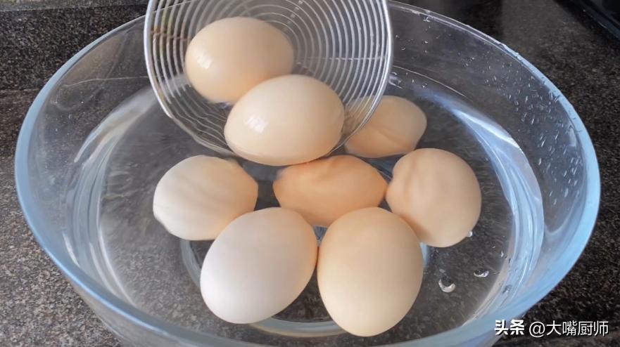 如何煮鸡蛋方法正确不会爆,正确煮鸡蛋的方法和技巧