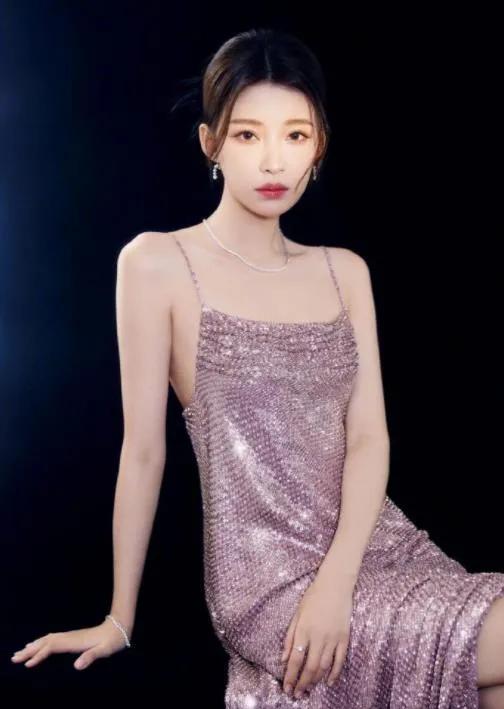 童瑶时尚芭莎红毯,杨幂惊艳亮相嘉人超级盛典红毯