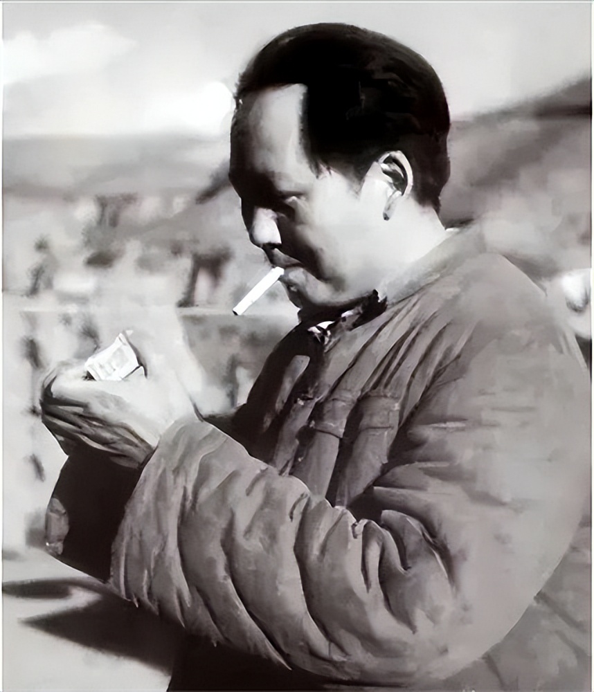 1936年，邓华缴获五箱白金龙烟，只给主席一支，毛主席：财不外露