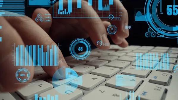 女友爱用“鸭子坐”姿势拍照要不是收到那个快递我们还能快活...