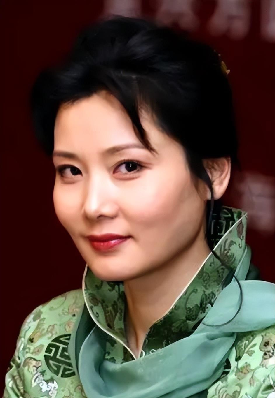 何赛飞嫁给老公的原因,何赛飞与妹妹同台十年演夫妻