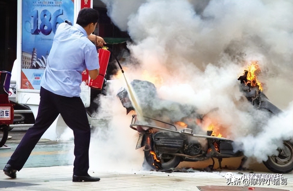 骑摩托车自燃视频,摩托车自燃停放会自燃吗