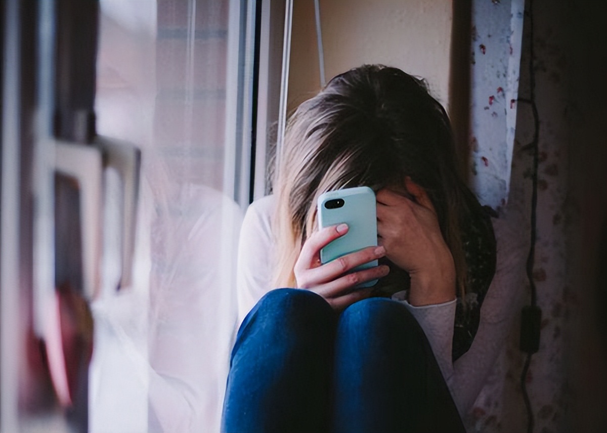 发现女儿晚上偷看手机怎么办,发现十岁女儿偷看网络漫画怎么办