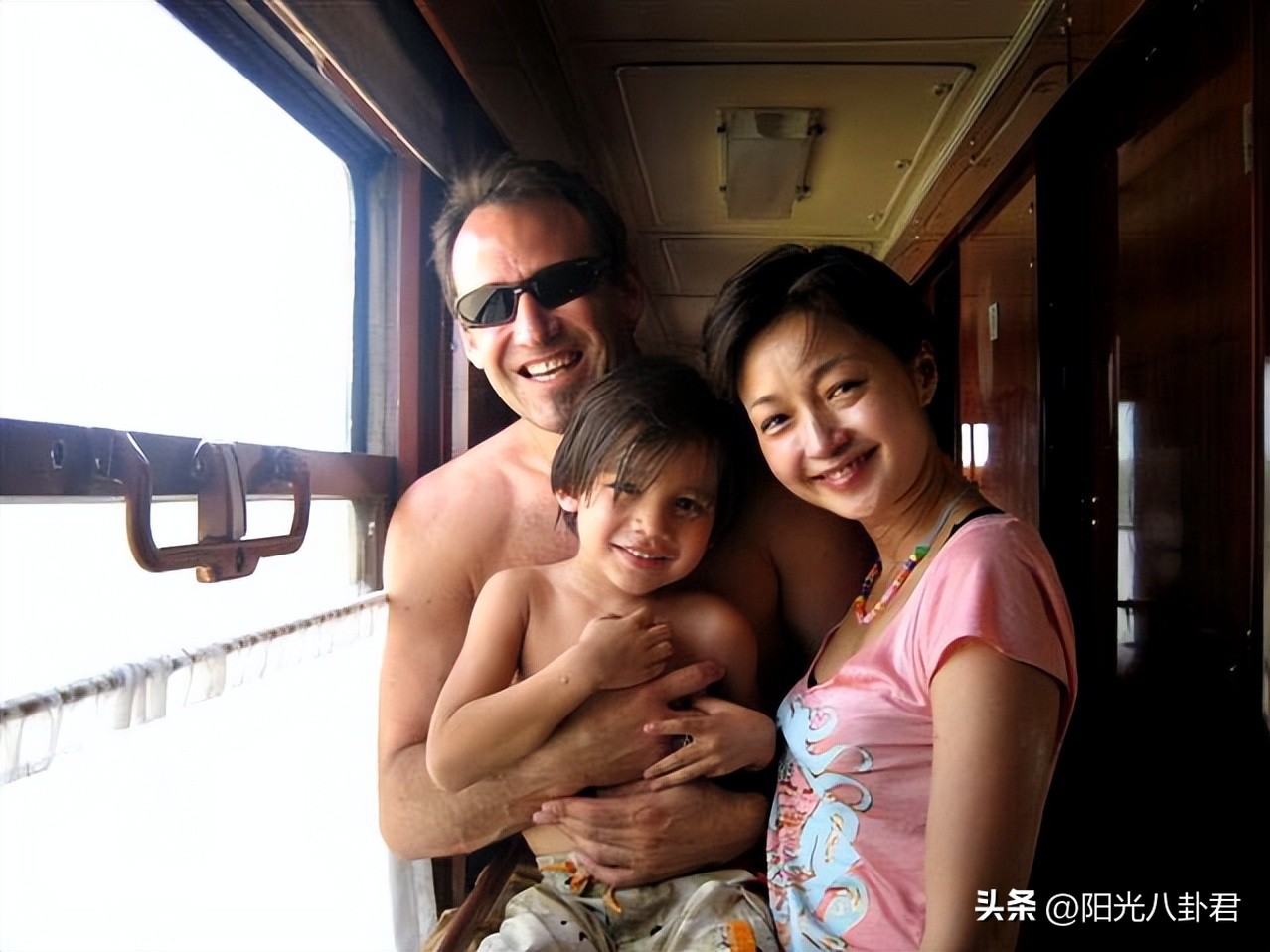 12位港星豪宅,定居内地的10位过气港星