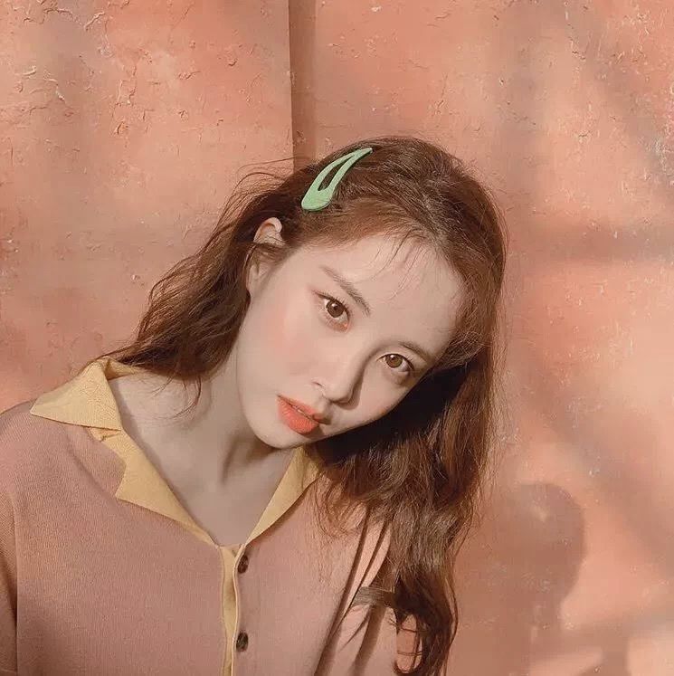 儿童用泫雅风彩色发夹怎么扎好看 (泫雅一字夹发夹佩戴方法)