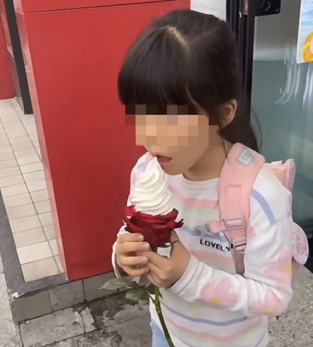 离谱到全网开骂的“玫瑰冰淇淋”事件：新型智商税，又来祸害人了