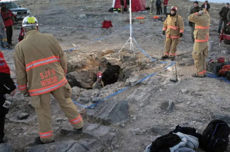 男子探险被卡在山洞里,男子进洞穴探险被卡住再没出来