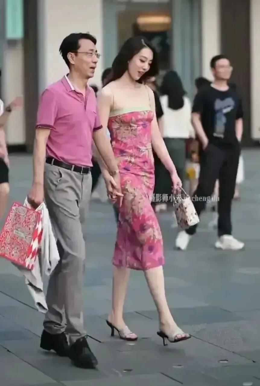 胡继勇董小槿图文,成都街拍董思槿照片