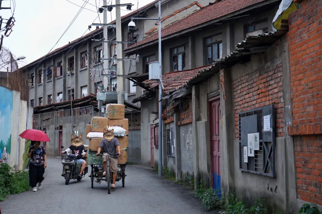 穿越五块石的百米窄巷，打开铁半城的光