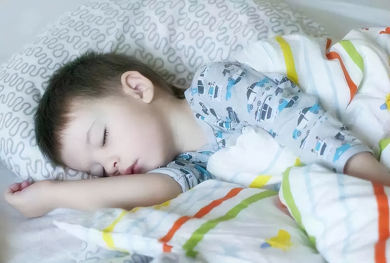 7个月宝宝头摇的拨浪鼓,宝宝把头睡扁了怎么办