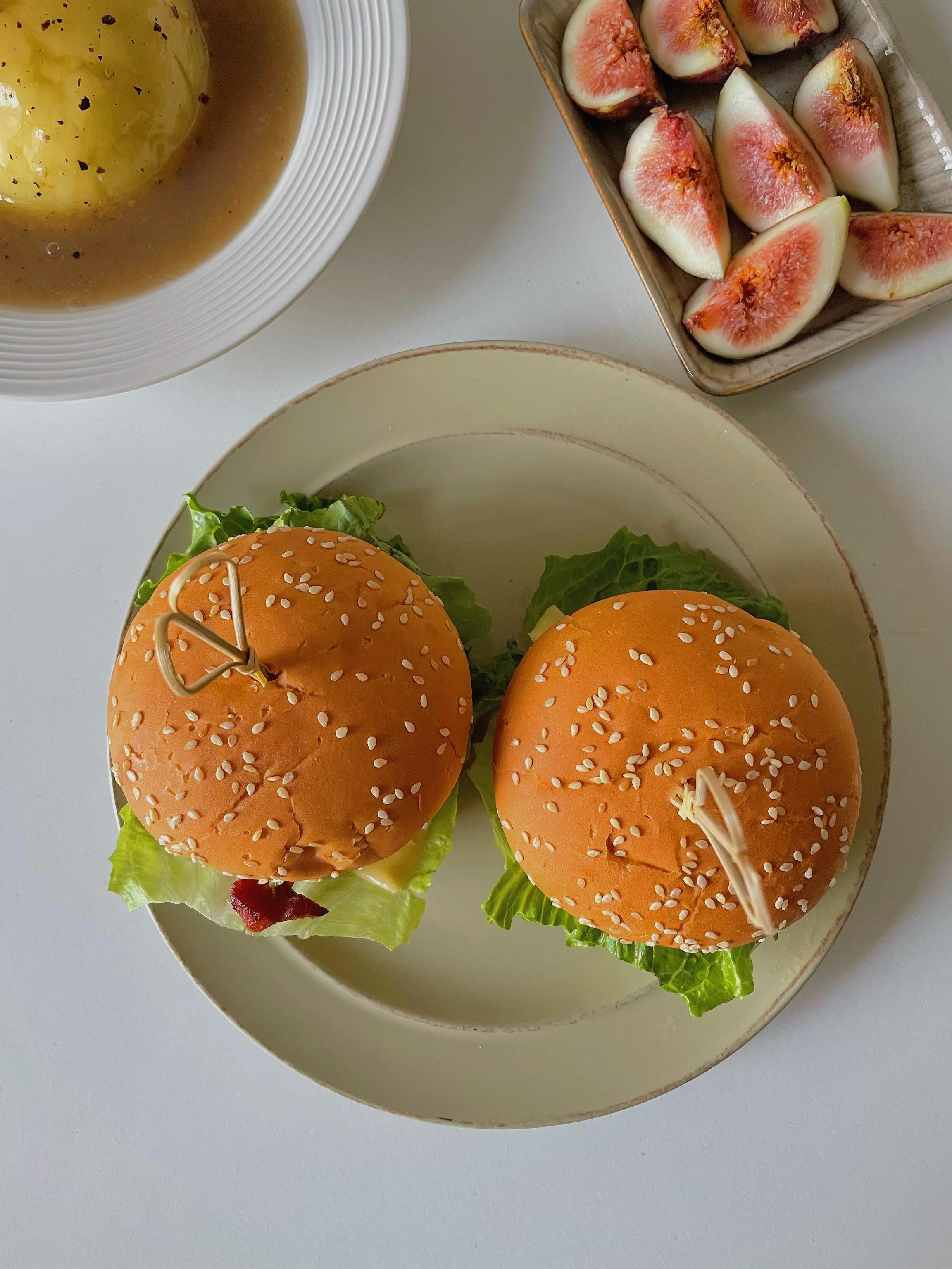 新奥尔良鸡腿堡的鸡腿肉鲜嫩多汁,一个不加酱的奥尔良鸡腿堡