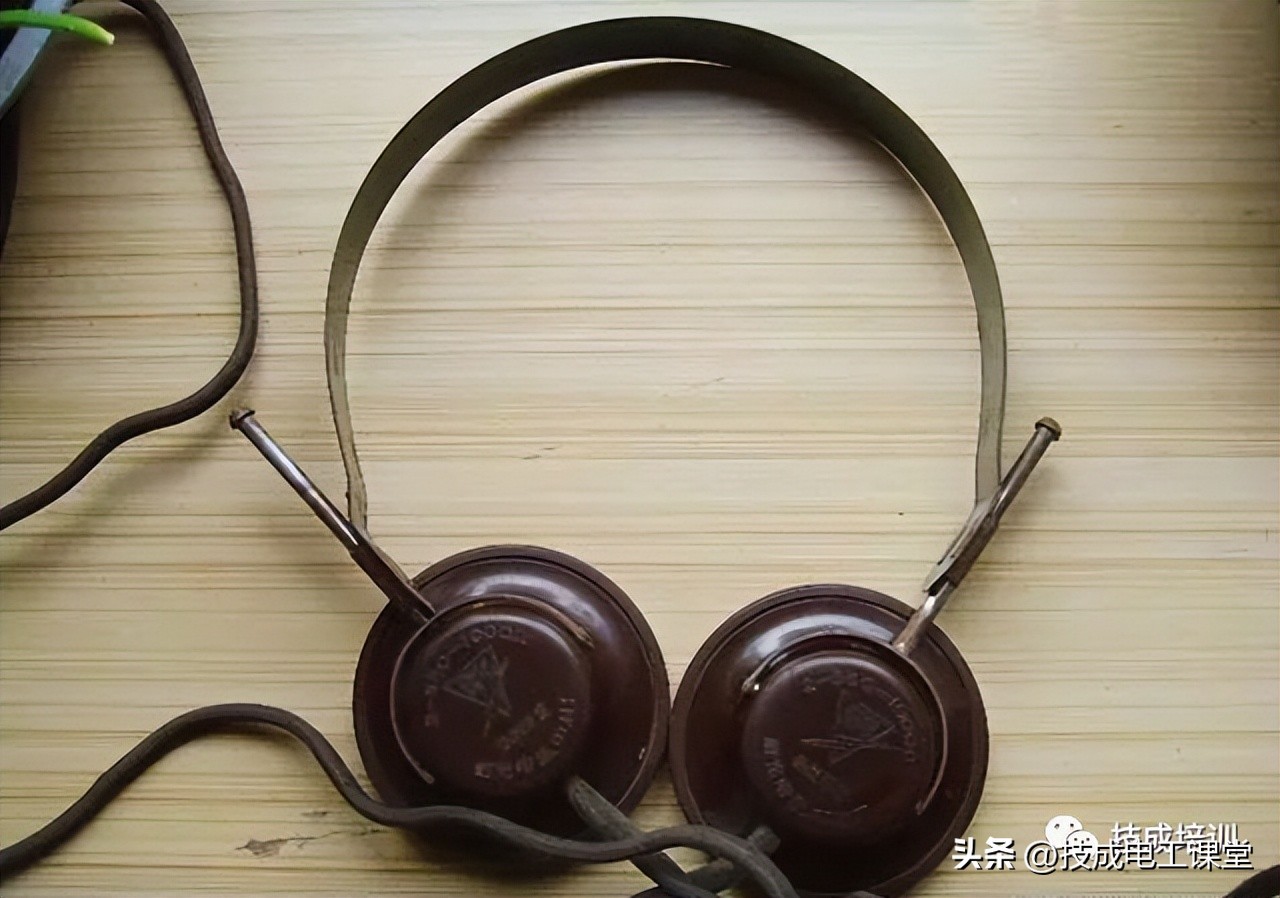 70年代红波六管便携收音机拆解,老矿石收音机电路图