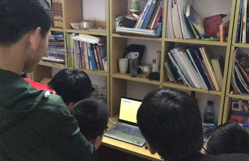 大学男生在寝室哭泣想家,大学男寝室失恋委屈到哭泣