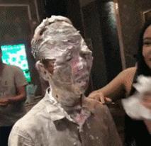 去足疗店按摩的时候遇到了自己的前女友，怎么样才能化解尴尬？哈