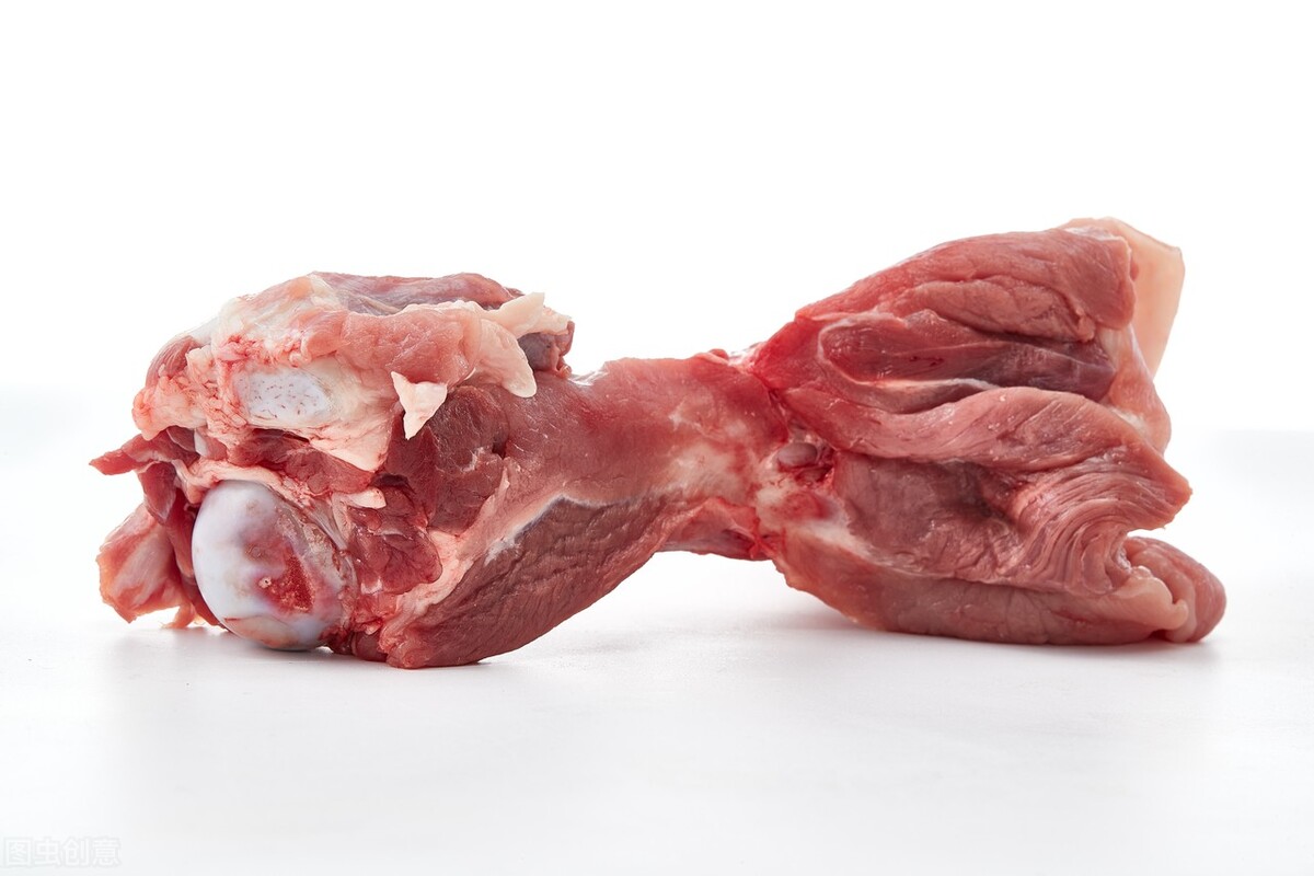 炖大骨头汤时，直接倒水就“废了”，多加一个步骤，汤白不腥