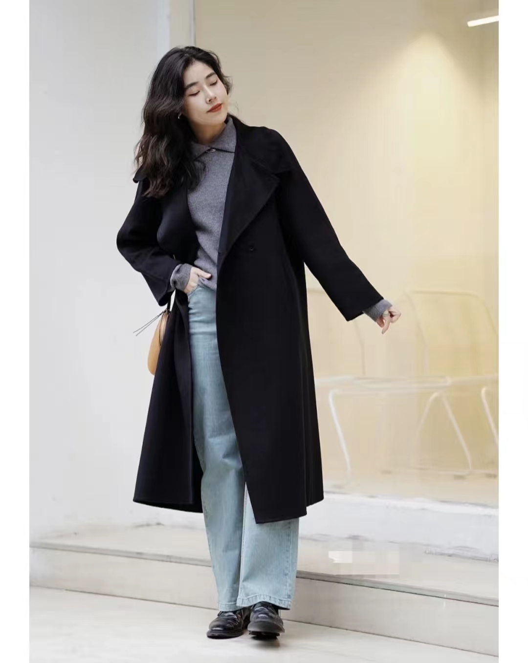 黑色大衣搭配什么颜色毛衣显高级,深棕灰色格子大衣怎么穿出高级感