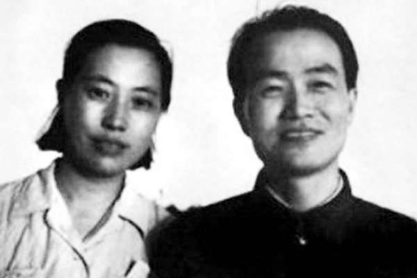 1958年，*乔木胡**建议修改《蝶恋花·答李淑一》，毛主席并没有接受