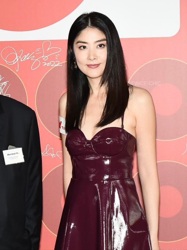 年轻时漂亮40岁却显老的女明星,40岁方脸女星