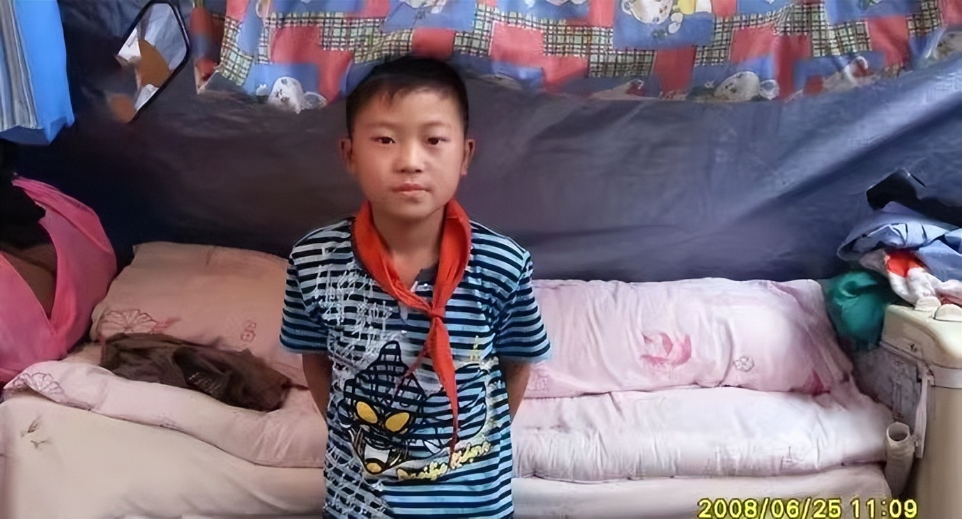 汶川地震后励志要当空降军的男孩,08年汶川地震第一次到灾区的部队