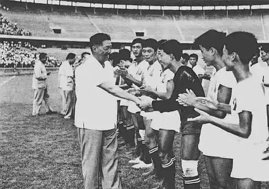 领袖们的足球往事，毛主席也曾做过守门员