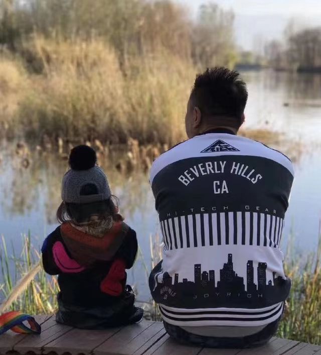 足坛球霸“魏大侠”：为救队友挨17刀，娶羽坛女神为妻生活幸福