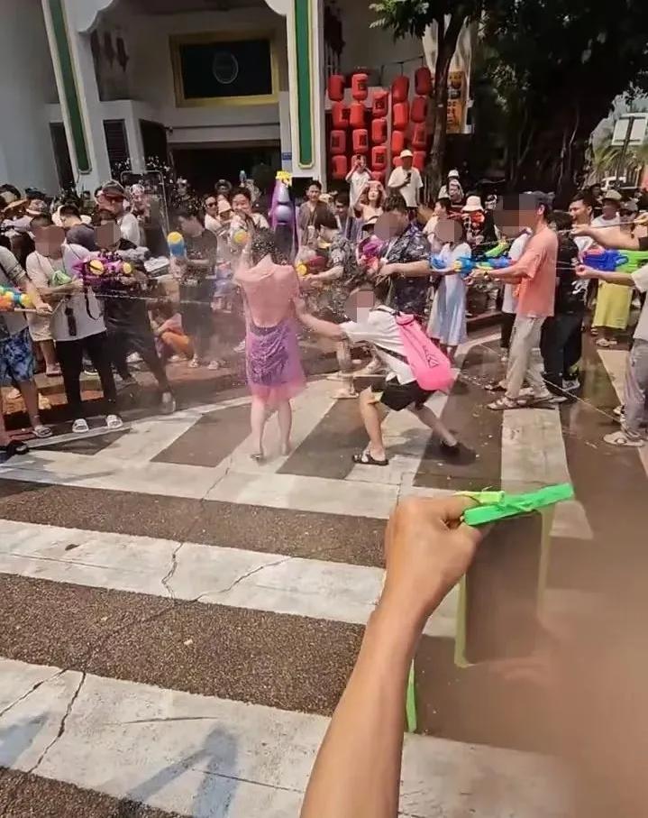 泼水节被撕扯雨衣当事女生发声,泼水节女子被撕扯雨衣官方回应