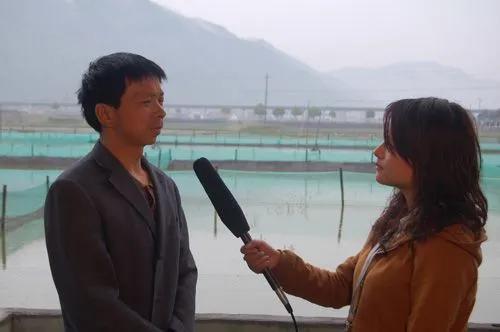 小伙养泥鳅年入百万,90后小伙养变异泥鳅